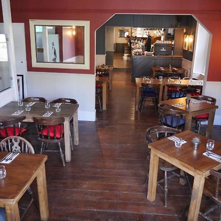 The Fox And Hounds 호텔 휘틀버리 외부 사진