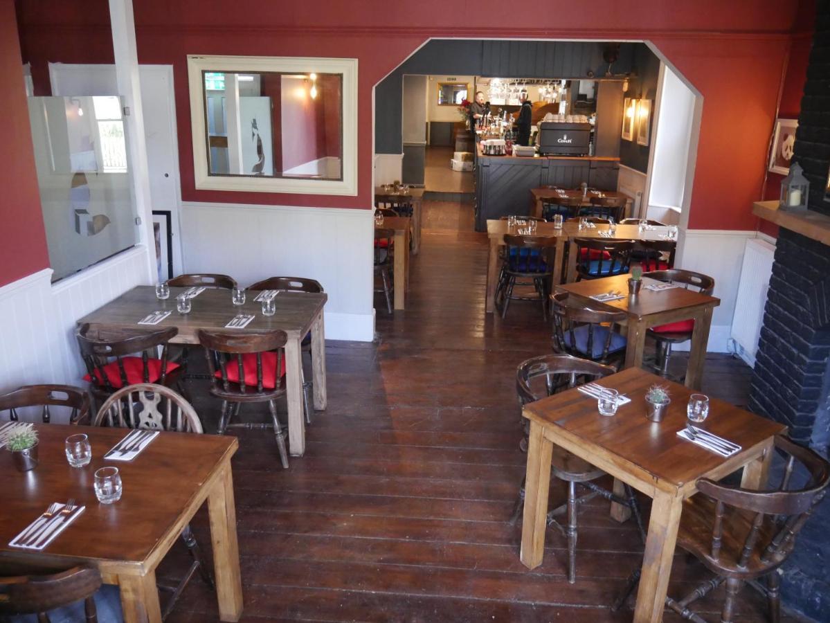 The Fox And Hounds 호텔 휘틀버리 외부 사진